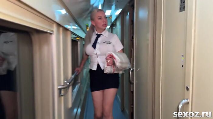 Проводница в поезде ебется, я дрочу