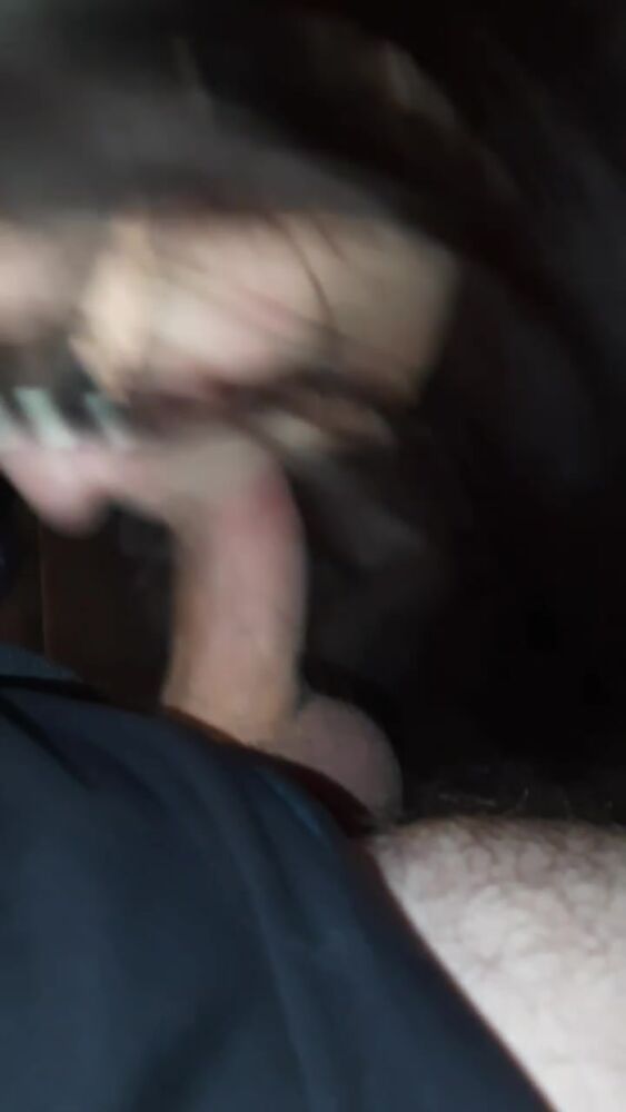 Эта шлюшка с большими дойками любит сосать хуй