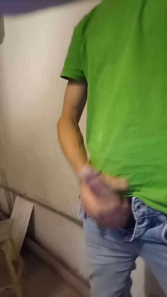 Так и не смог кончить.