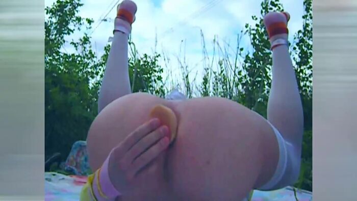 Милейшая Девочка Играет со Своей Попкой на Полянке..