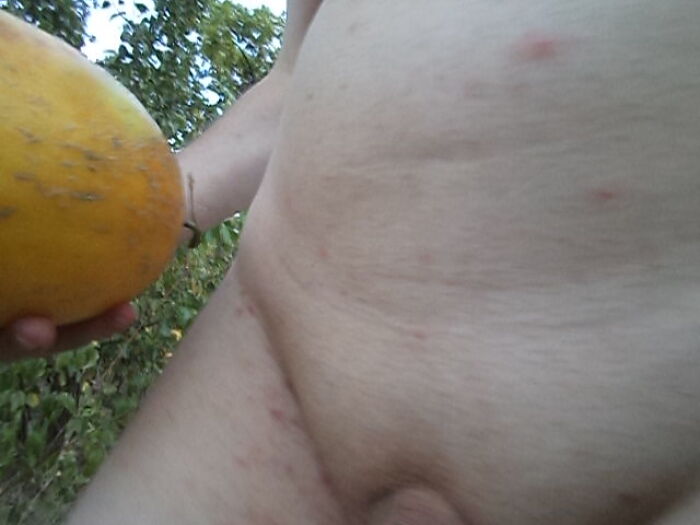 С дыней без трусов через парк