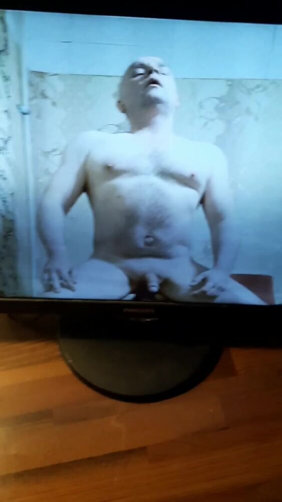 На меня дрочат