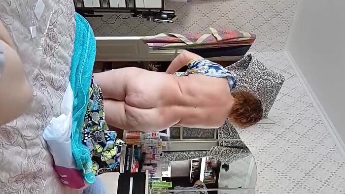 Девочка перед зеркалом..