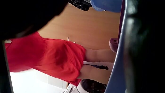 Жена переодевается