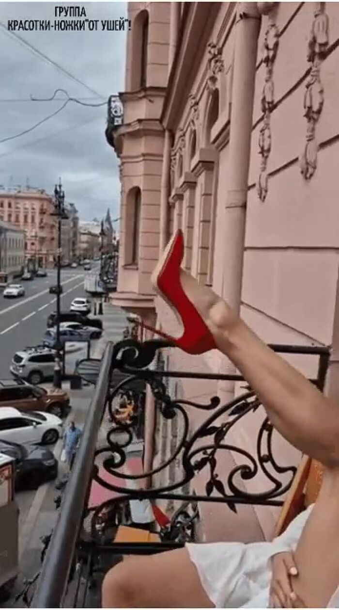 Ножка на балконе