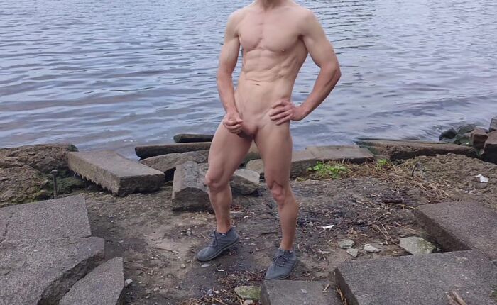 Дрочу голый на берегу