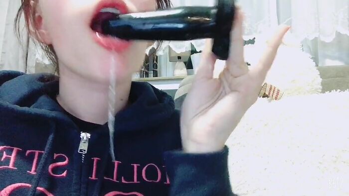 Заглатывает анальную пробку