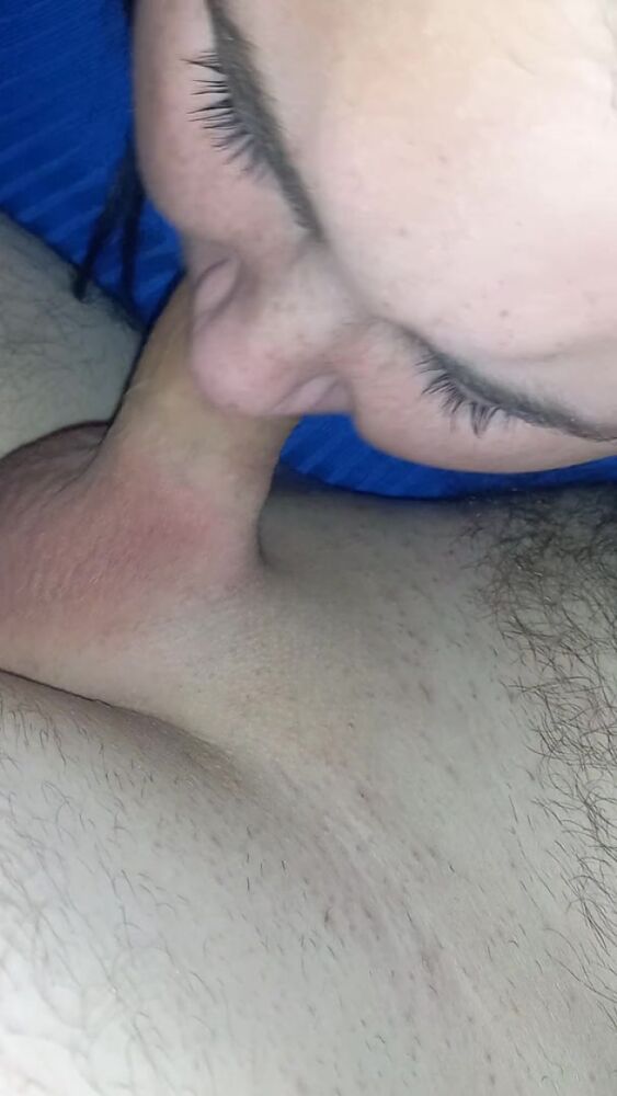 жирная шлюха жадно отсосала член в машине