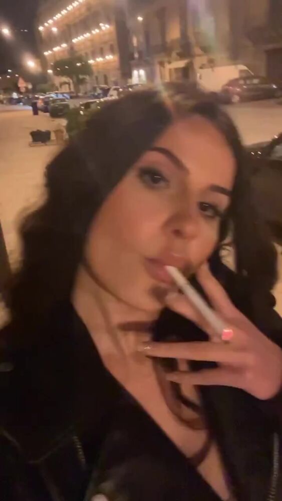 Курю сигарету и гуляю по улице