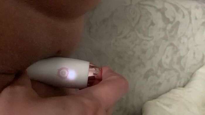 Кончает от вибратора