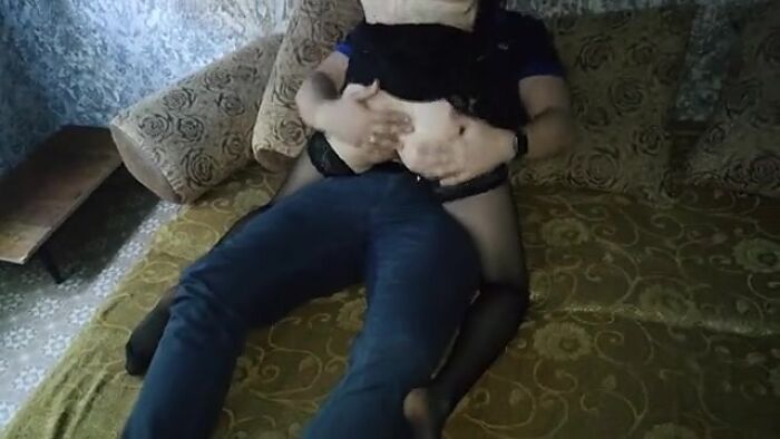 Молоденькая русская жёнушка ебётся на глазах довольного