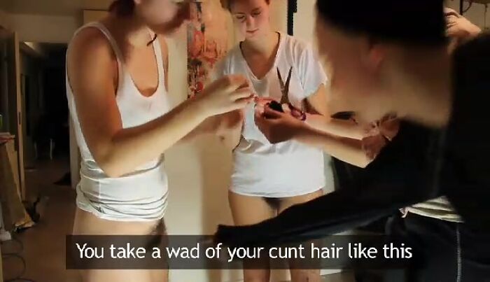 Девочки решили с писей поиграть