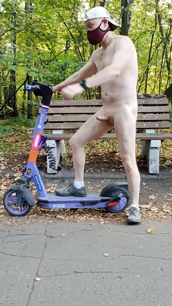 Голый на самокате