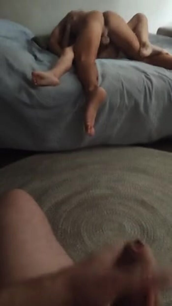 Один ебет, другие снимают и ждут свою очередь