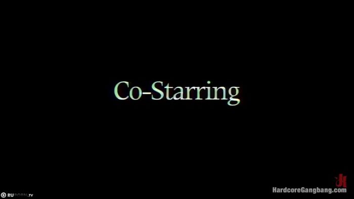 Грубо ебут толпой красивую блондинку на кастинге и залив