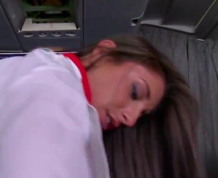 полизал стюардессе