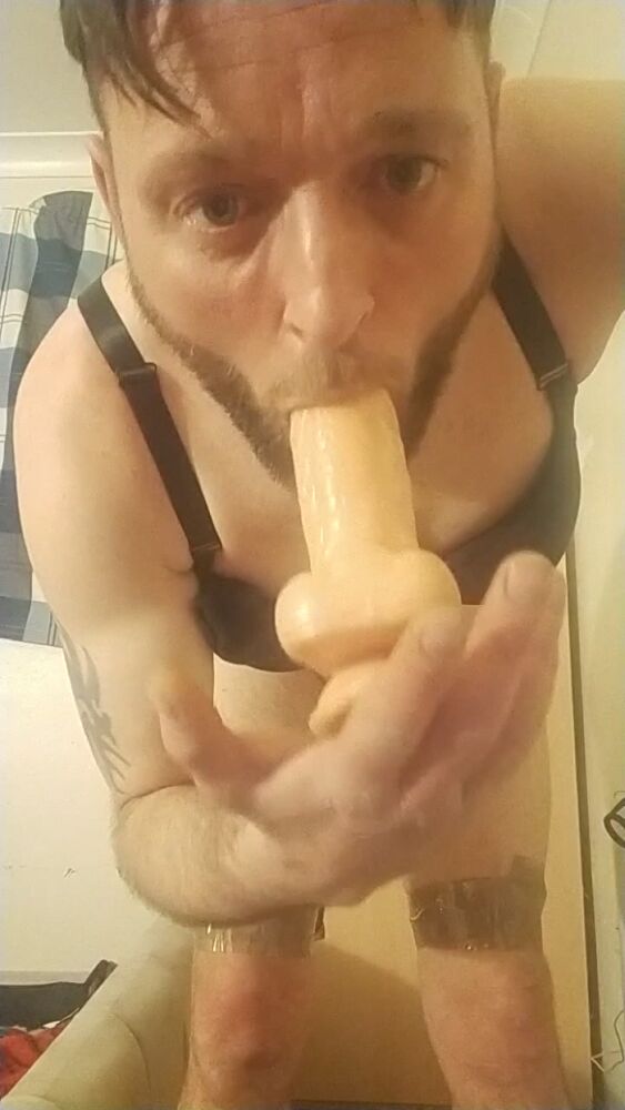 Me playing filthy wit me dildo spreadin me arsehole open