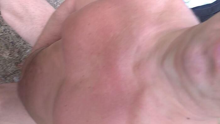 спустил на грудь