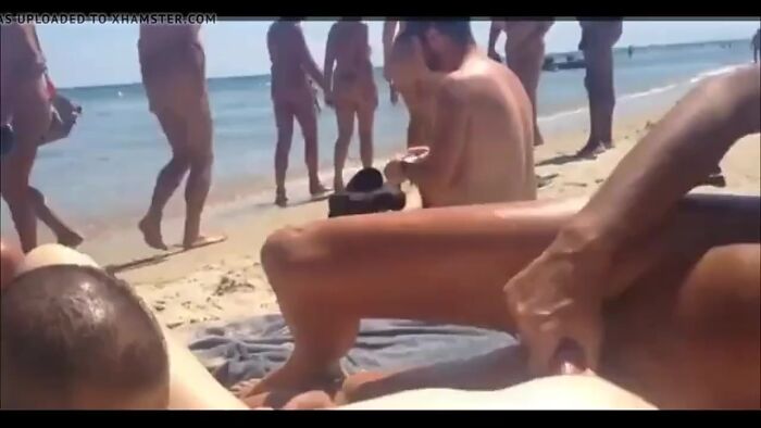 ебут русскую на пляже на глазах у всех