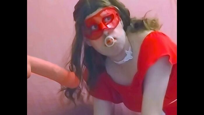 Безумная Шлюха Рачком Глотает Член..