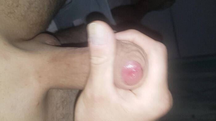 Тихонько дочу на голую попу спящей жены!)