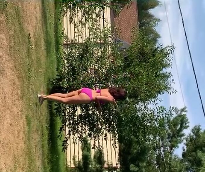 Отдыхаю на даче под любимую песню