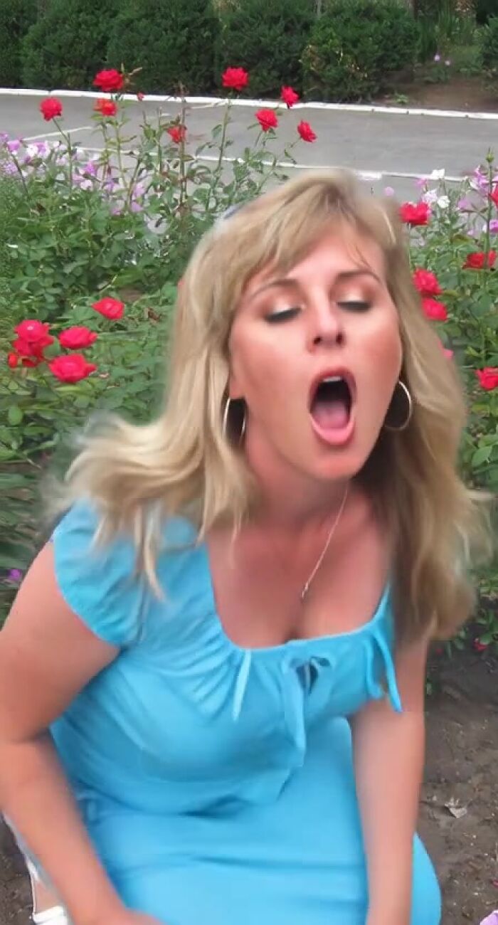 сосет на улице