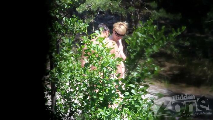 За кустиком