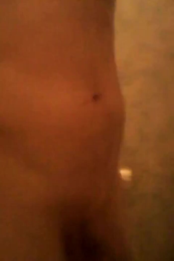 В ванне голый!