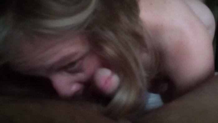 Шмара любит подмывать яйца