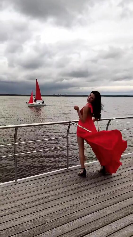Красотка в красном