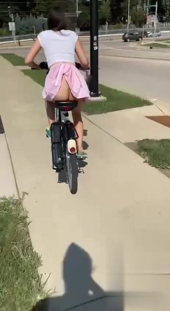 скрипит потертое седло...