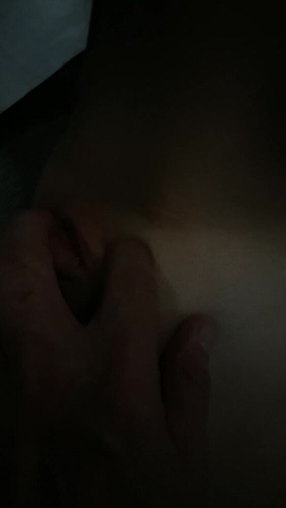 1-ая встреча.Еще стесняется. Завожу ее перед еблей.