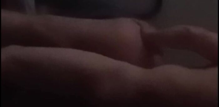 Муж смотрит