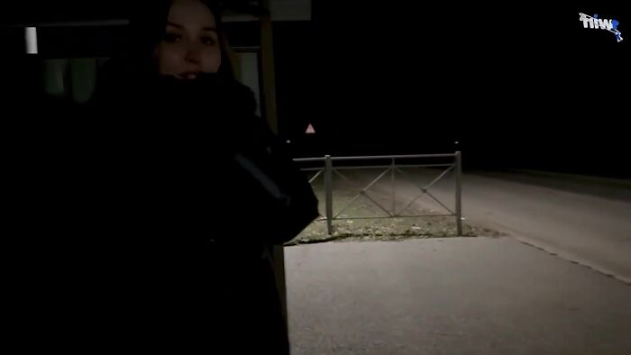 Дрочил на остановке