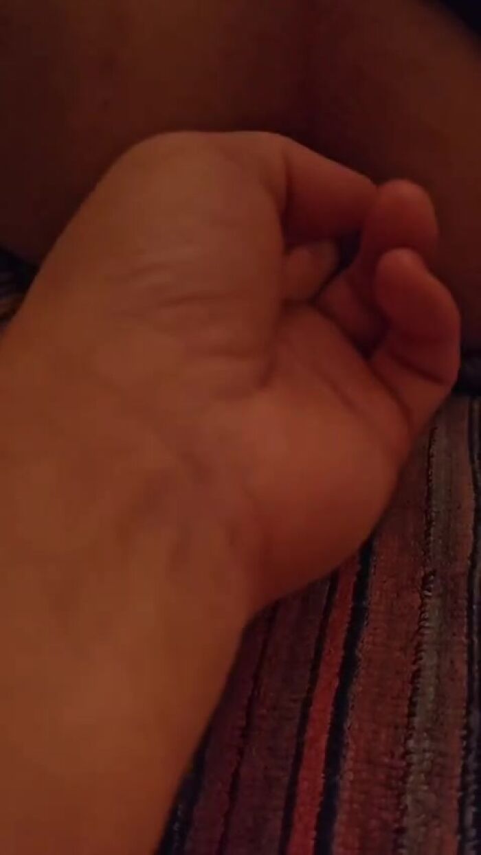 Жена играет