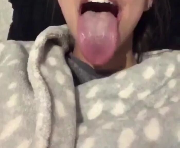 Девочки кому полизать)))