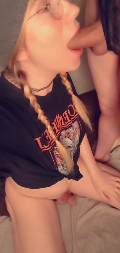 Красивая члено-девочка