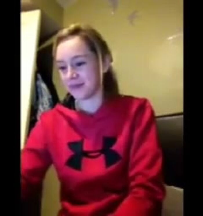 Смотрит видео