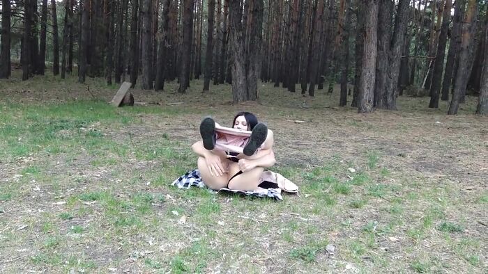 Русская блядина раскрывает пизду полностью и крупным пла