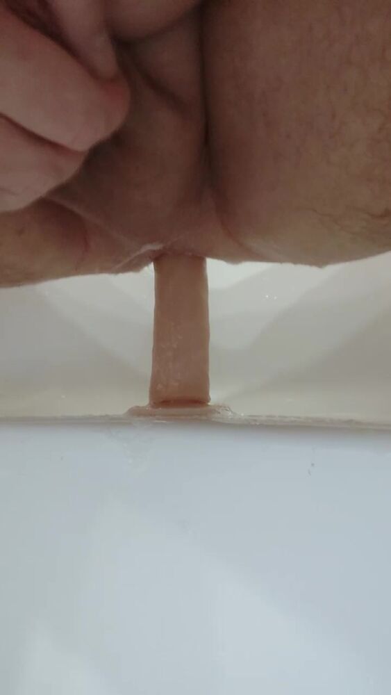 Трахаю себя членом. Вид спереди