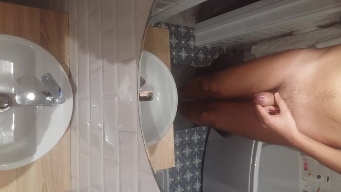 Обильно кончил для зеркала а мог бы на ваши фото:)