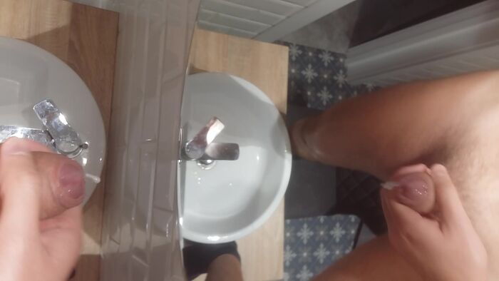 Обильно кончил для зеркала а мог бы на ваши фото:)