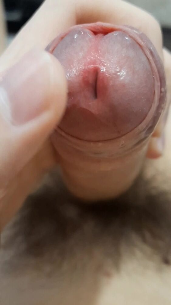 Выделился предэякулят от прикосновений