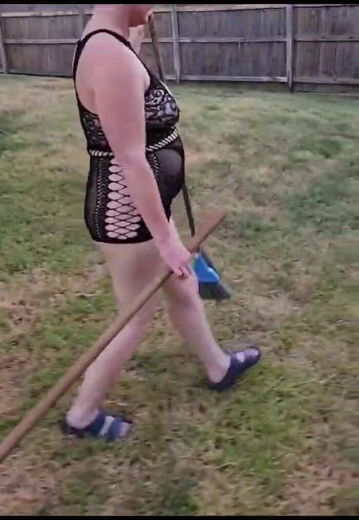 Катюша трудится на участке