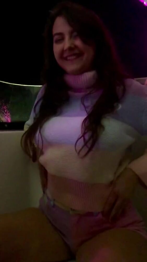 Красотка показала сиськи