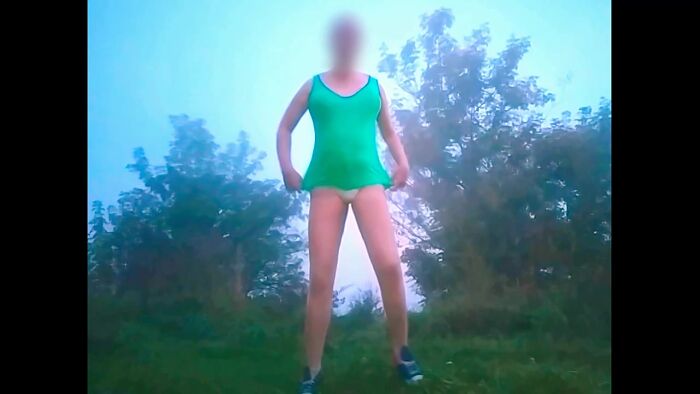 Бестыжая Девка Ебётся в Попку у Пруда..
