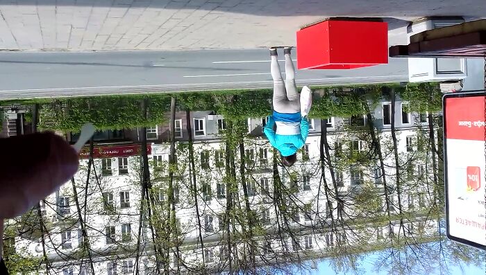 Кончил на улице при незнакомой девушке