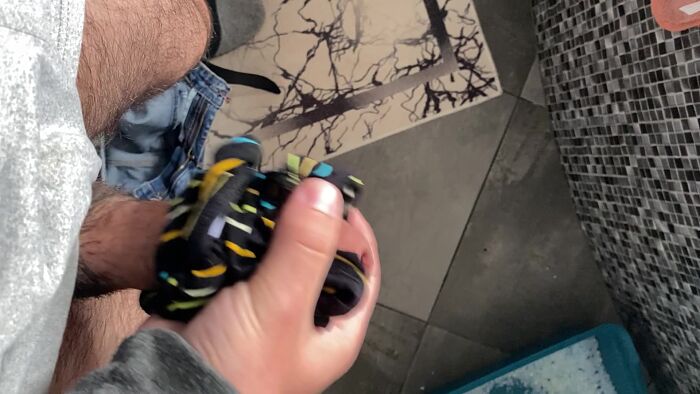 Дрочу трусиками сестры пока её нет