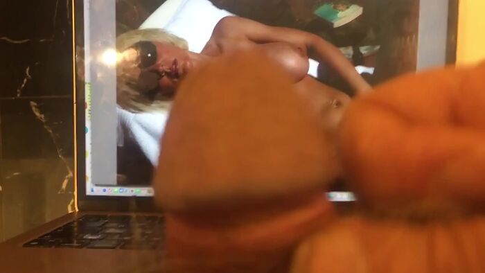 Голенькая на пляжике трогает пизду пальцами